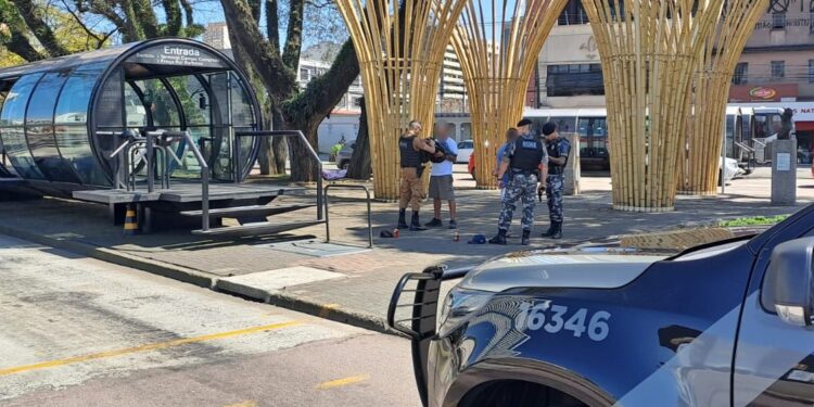 Com bolso cheio de grana, criminoso tenta furar estação tubo, chama a atenção da RONE que descobre que ele era foragido
