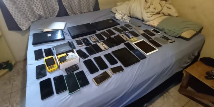 Polícia Civil prende casal por invasão de dispositivo informático e divulgação de fotos íntimas em Curitiba