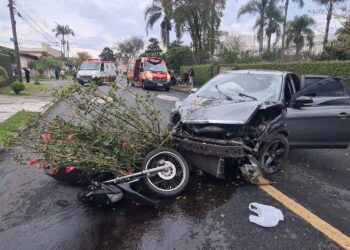 Motorista bêbado e com habilitação cassada avança preferencial e deixa motociclista gravemente ferido