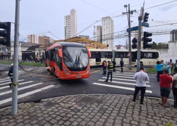 Colisão entre ônibus no centro de Curitiba deixa 45 pessoas feridas, veja o vídeo
