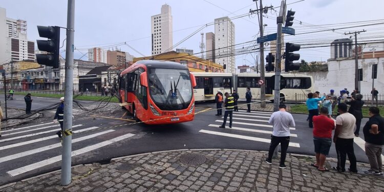 Colisão entre ônibus no centro de Curitiba deixa 45 pessoas feridas, veja o vídeo