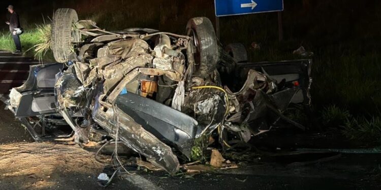 Colisão entre carros deixa um morto e três gravemente feridos na BR-277