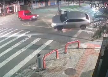 Motorista avança semáforo vermelho e provoca acidente em Curitiba, veja o vídeo