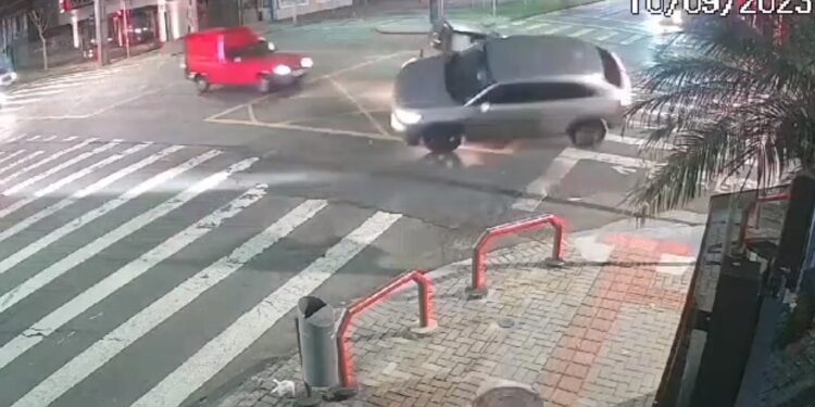 Motorista avança semáforo vermelho e provoca acidente em Curitiba, veja o vídeo