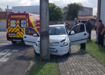 Motorista fica ferido ao colidir em poste no Fazendinha