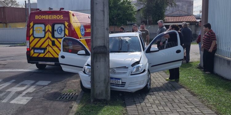 Motorista fica ferido ao colidir em poste no Fazendinha