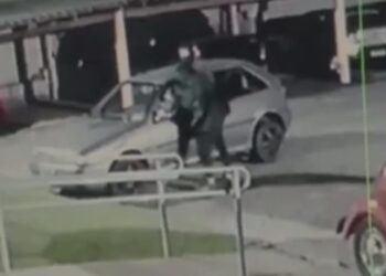 Criminoso invade condomínio e leva veículo Gol ano 95, veja o vídeo