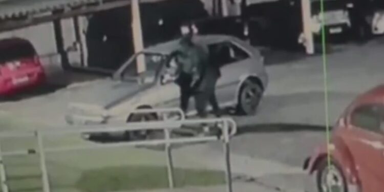 Criminoso invade condomínio e leva veículo Gol ano 95, veja o vídeo