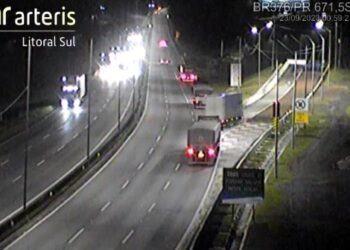 Caminhão carregado com 12 toneladas de molho de tomate usa área de escape após perder freios