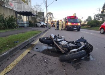 Acidente na CIC deixa ocupantes de moto gravemente feridos, veja o vídeo