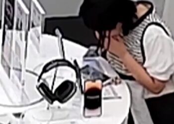 Mulher rói cabo de segurança para furtar IPhone; Veja o vídeo