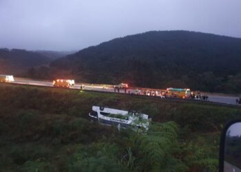 Mulher morre após ônibus tombar na BR-116, na RMC