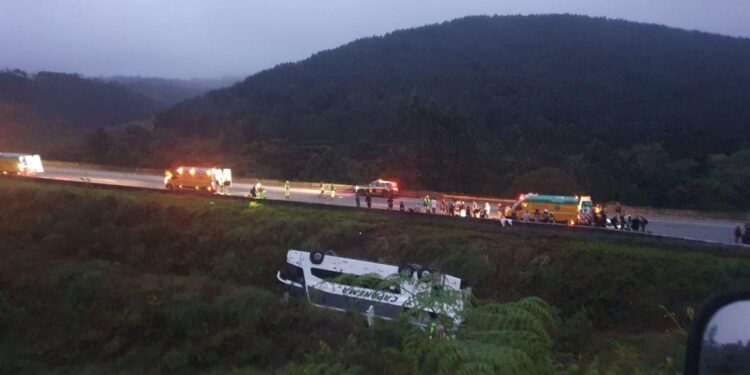 Mulher morre após ônibus tombar na BR-116, na RMC