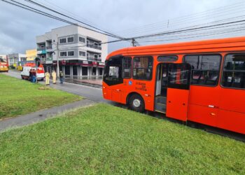 Ônibus freia bruscamente após carro invadir via exclusiva e oito passageiros ficam feridos, no Sítio Cercado