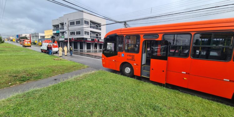 Ônibus freia bruscamente após carro invadir via exclusiva e oito passageiros ficam feridos, no Sítio Cercado