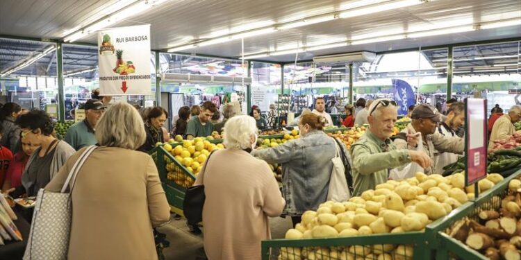 Sacolões da Família terão promoção de frutas e verduras nesta quarta-feira em Curitiba