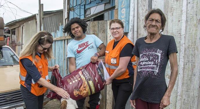 Cães de famílias atingidas pelas enchentes em Curitiba recebem 760 kg de ração do Banco Municipal