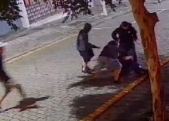 Rapaz é linchado e assaltado no São Francisco em Curitiba, veja o video