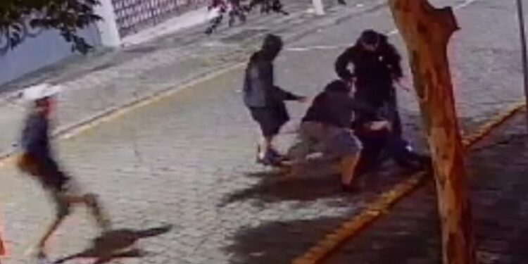 Rapaz é linchado e assaltado no São Francisco em Curitiba, veja o video