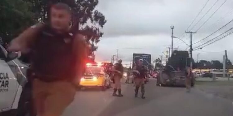 Criminoso com carro roubado tenta fugir da PM, capota carro e morre em confronto na CIC