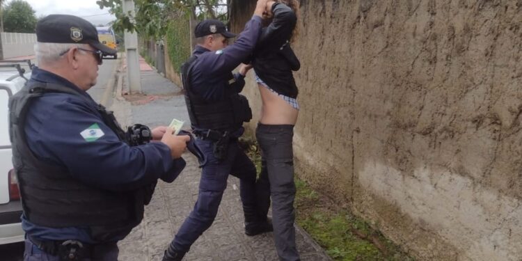 Professor é preso após tentar sequestrar duas crianças na região metropolitana de Curitiba, veja o vídeo