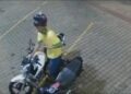 Câmera registra criminosos levando moto, veja o vídeo