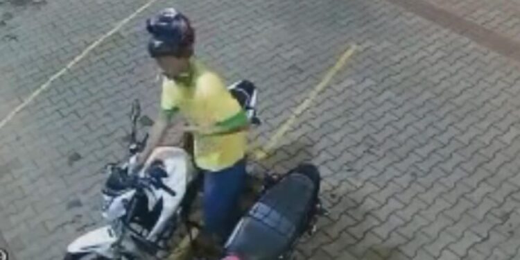 Câmera registra criminosos levando moto, veja o vídeo