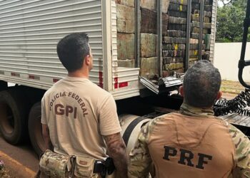 PRF apreende quase 2 toneladas de maconha em fundo falso de carreta no Paraná