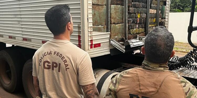 PRF apreende quase 2 toneladas de maconha em fundo falso de carreta no Paraná