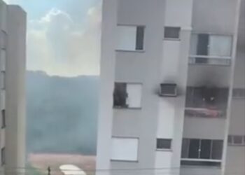 Avós precisam pular de apartamento após neta atear fogo em sofá; menina tinha sido proibida de usar celular