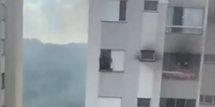 Avós precisam pular de apartamento após neta atear fogo em sofá; menina tinha sido proibida de usar celular