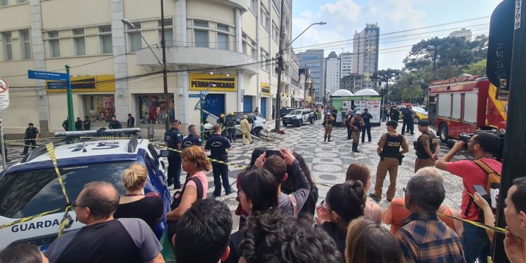 Mulher que atropelou pedestres na calçada na Praça Tiradentes deixa a prisão após audiência de custódia