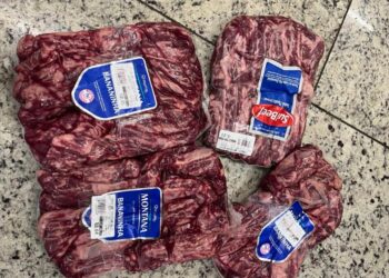 Homem é levado para a delegacia após furto de carnes em mercado e coloca a culpa em amigo