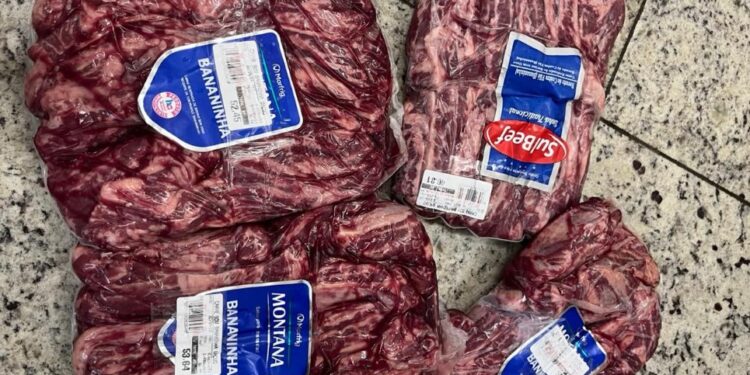 Homem é levado para a delegacia após furto de carnes em mercado e coloca a culpa em amigo