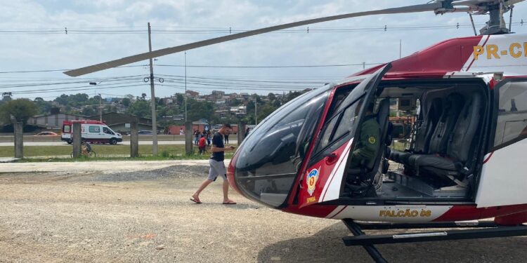 Criança de 2 anos é socorrida de helicóptero após ser atacada por cão