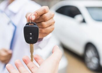 Posso dirigir com meu carro zero km sem placa?