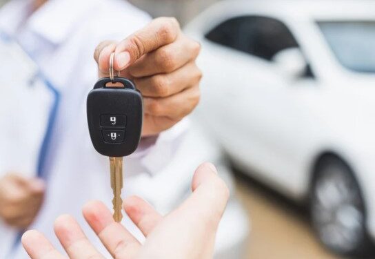 Posso dirigir com meu carro zero km sem placa?