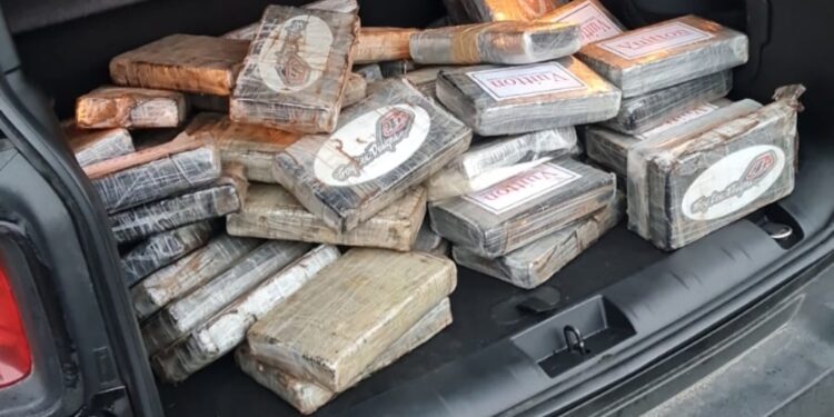 PRF apreende 65 quilos de cocaína em São José dos Pinhais
