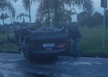 Motorista é fechado, colide em árvore e capota na Linha Verde