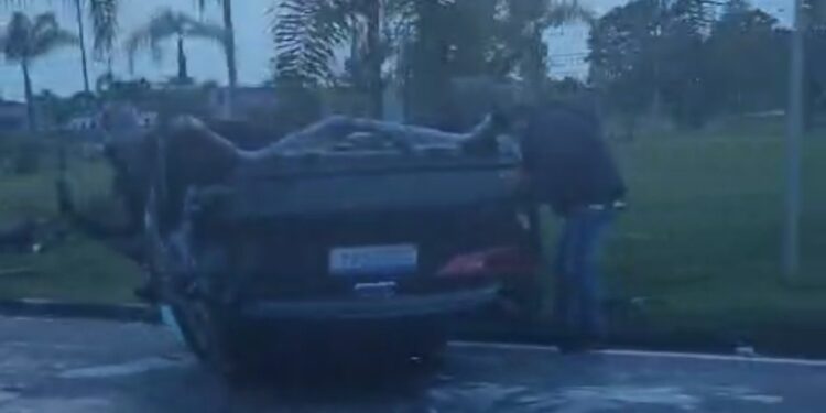 Motorista é fechado, colide em árvore e capota na Linha Verde