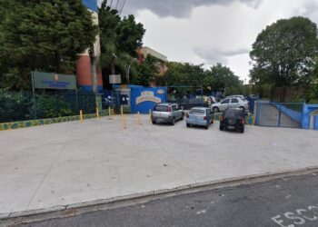 Aluno entra armado em escola e atira contra 3 colegas, em São Paulo