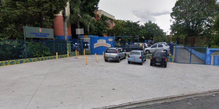 Aluno entra armado em escola e atira contra 3 colegas, em São Paulo