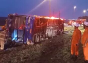 Ônibus clandestino tenta fugir após fiscalização, tomba e cinco passageiros morrem