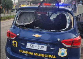 Homem destrói móveis na casa da ex, é preso e danifica viatura da Guarda Municipal