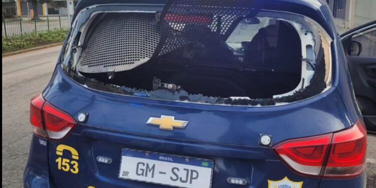 Homem destrói móveis na casa da ex, é preso e danifica viatura da Guarda Municipal