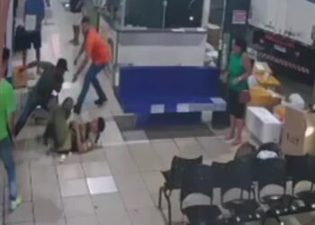 Homem armado de faca ataca PM em rodoviária, veja o vídeo