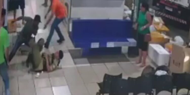 Homem armado de faca ataca PM em rodoviária, veja o vídeo