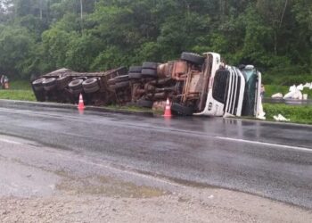 Trânsito fica complicado na BR-277, em Morretes após acidente envolvendo 5 caminhões
