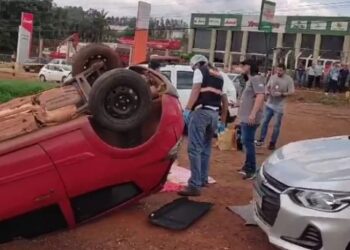 Carro capota e cadáver com mãos e pés amarrados é arremessado para fora do veículo