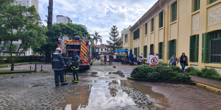 Incêndio atinge o Hospital Pequeno Príncipe em Curitiba